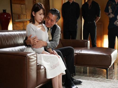 The younger brother reported his life so that the older sister had to pay off her debt