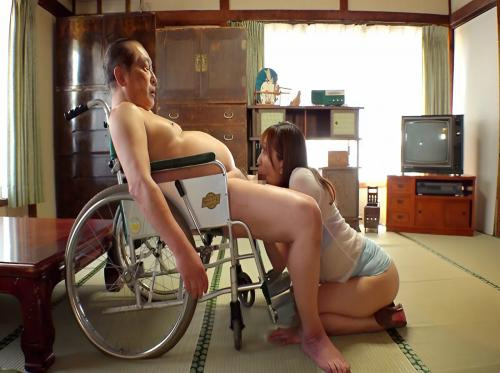 De zoon huurde een oppas in om op zijn oude dag voor het geluk van zijn vader te zorgen