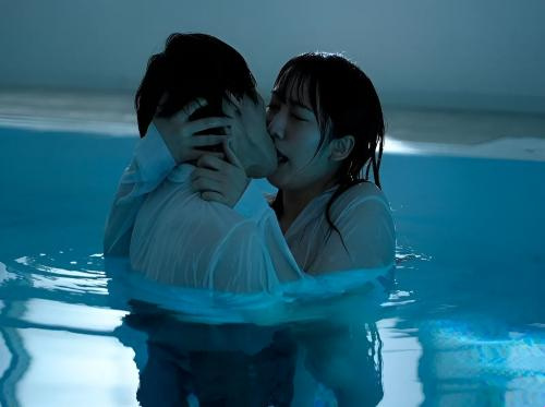 和班长一起在游泳池里热身