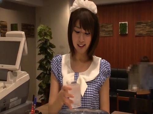 Violer une belle fille dans la salle de bain