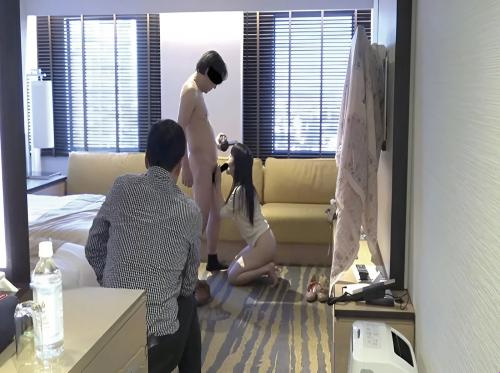 남편의 이상한 취미는 아내가 다른 사람과 섹스하는 모습을 지켜보는 것