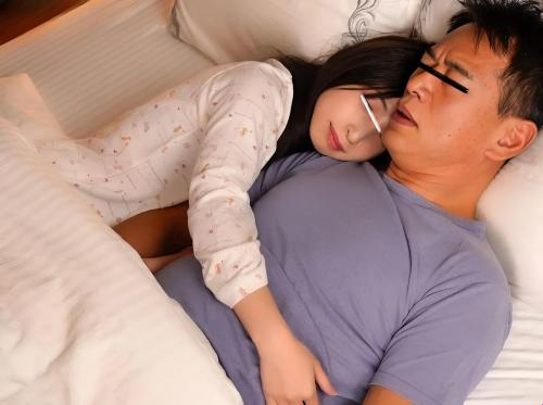 남편은 아내에게 화를 내면서도 아내의 의붓딸과 성관계를 갖는다.