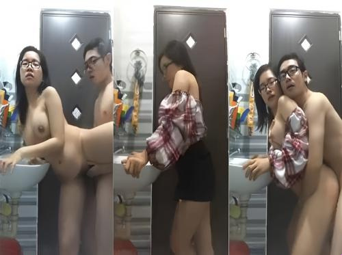 화장실에서 여자랑 섹스하는 중...
