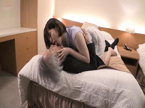 缺錢的女孩只跟有錢人交往