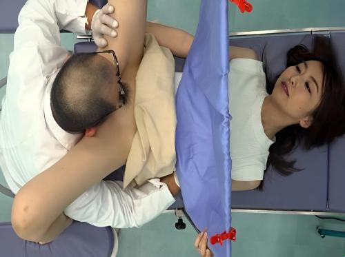 Gadis itu pergi memeriksa vaginanya dan segera menemui dokter yang menyeramkan